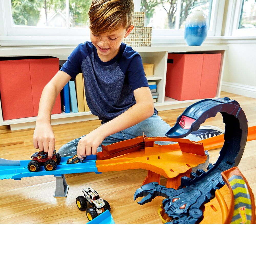 Игровой набор "Жало Скорпиона" серии "Monster Trucks" Hot Wheels
