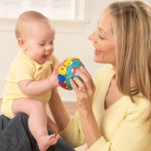 Игрушка звонкий мячик  Беби Энштейн Baby Einstein Bendy Ball