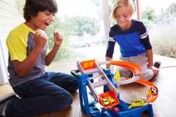Игровой набор "Гонки на фабрике" Hot Wheels